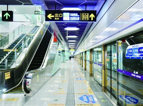 本报记者探访换乘站邢村立交桥东 记者 张效嘉 摄